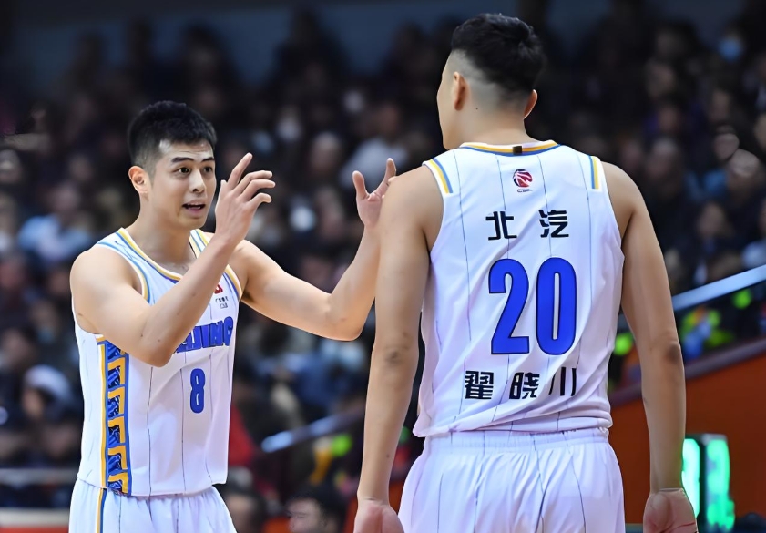 CBA球員動(dòng)態(tài)：又一位年輕球員出國(guó)！北京二老簽約！或出現(xiàn)三方交易